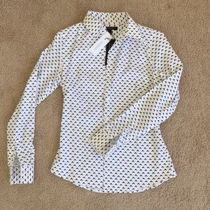 Classic white fitted shirt. Geometric print.